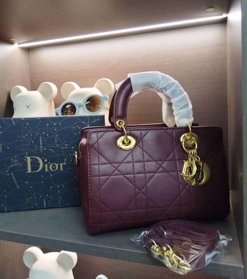 CHRISTIAN DIOR