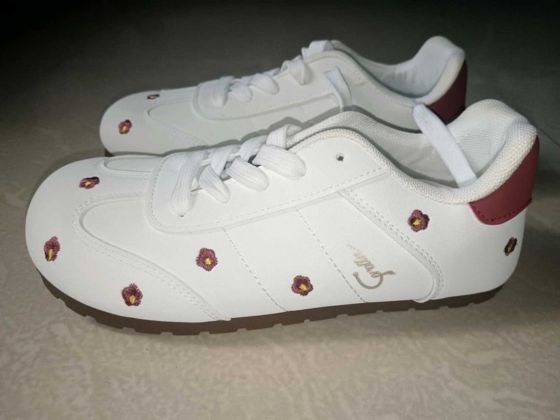 Corolla Unique Sneakers...
