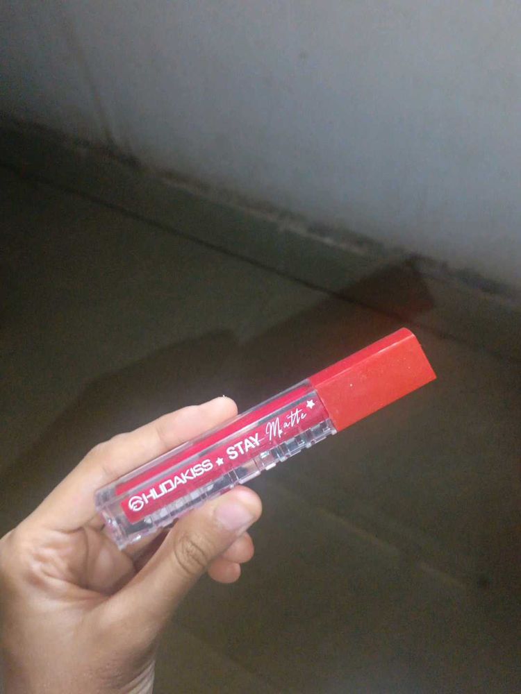 HUDAKISS Stay Matte LipGloss Blood Red