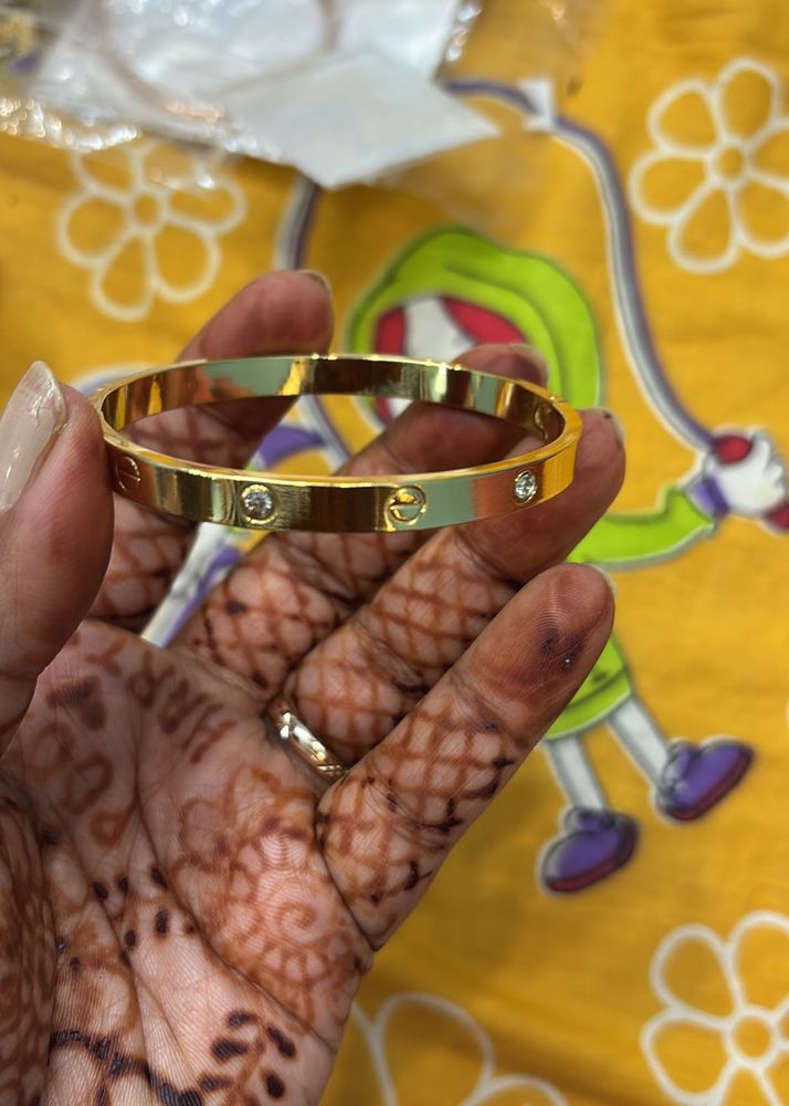 Elegant Gold Bracelet with Crystals