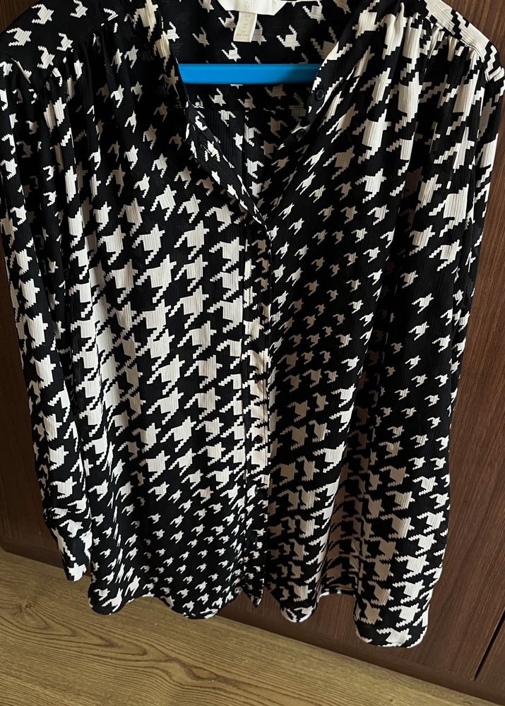 Chic Black &amp; White Houndstooth Top
