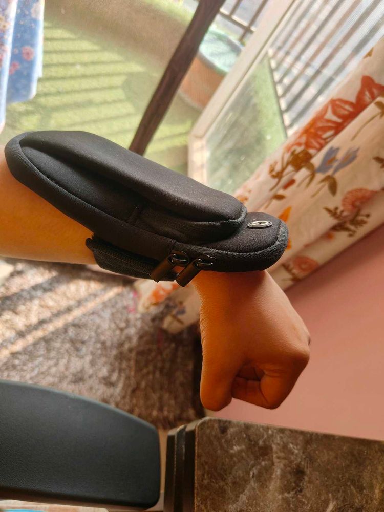 Arm Gadget Carrier for Running/Cycling/Walk