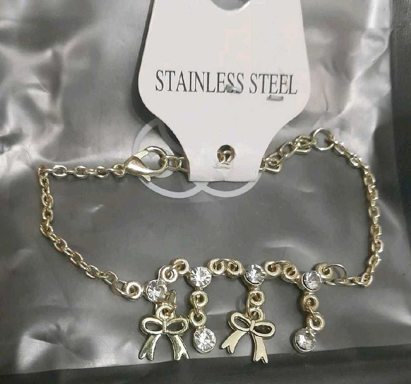 ⬇️⬇️Gold Tone Bow &amp; Crystal bracelet