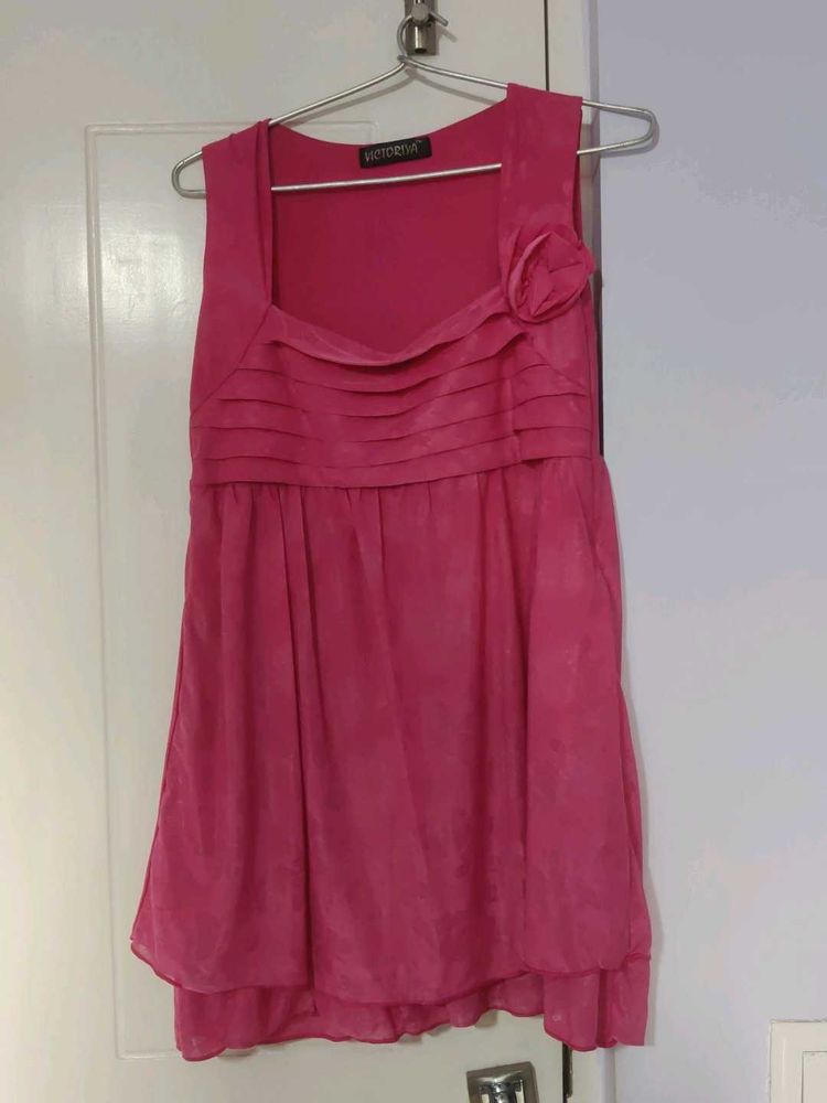 Chic Pink Sleeveless Top with Floral Accent