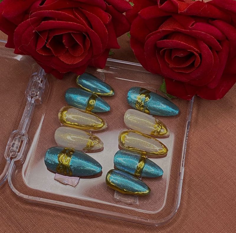 Stunning 3D Chrome Gold Press On Nail Art Set