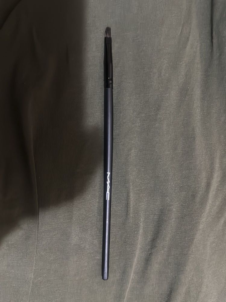 MAC Precision Brush