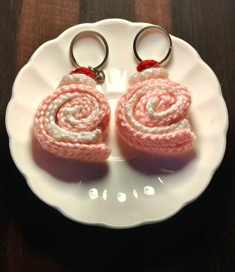 Cake roll crochet keychain🍥