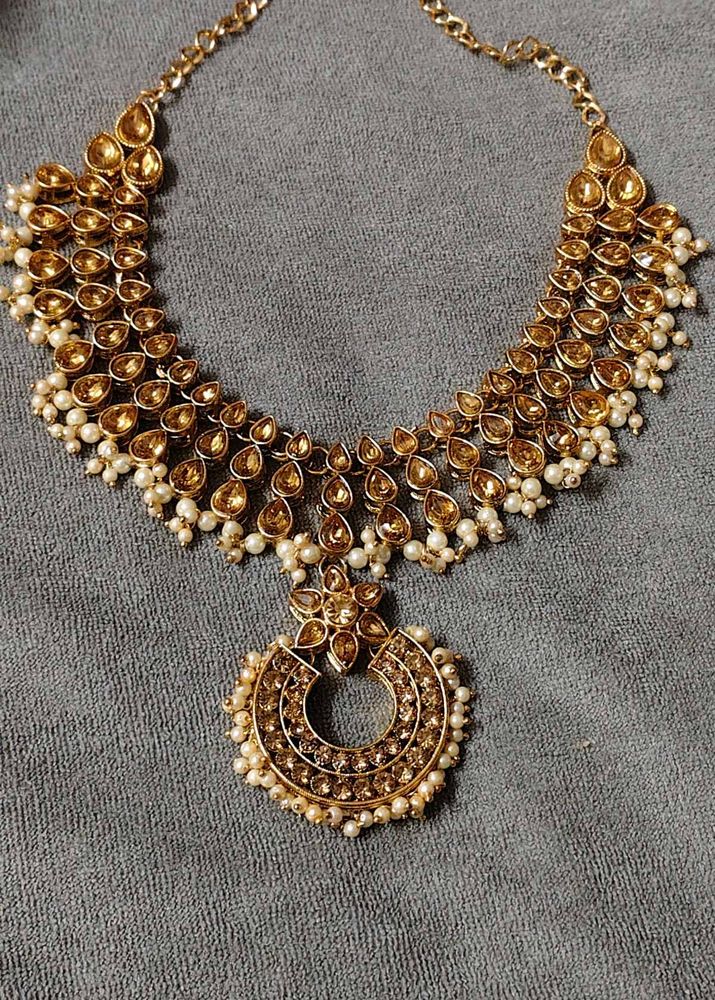 Stunning Gold Tone Necklace with Pearls