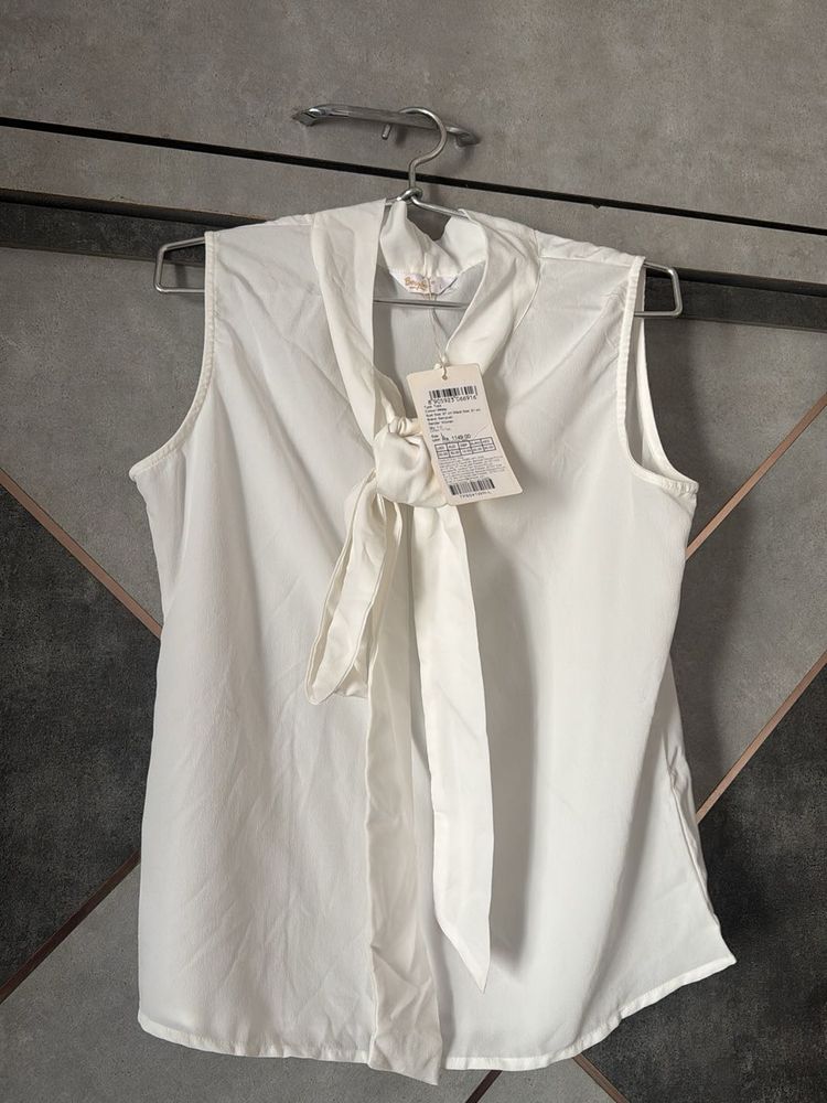 Elegant Sleeveless White Blouse with Tie Neck