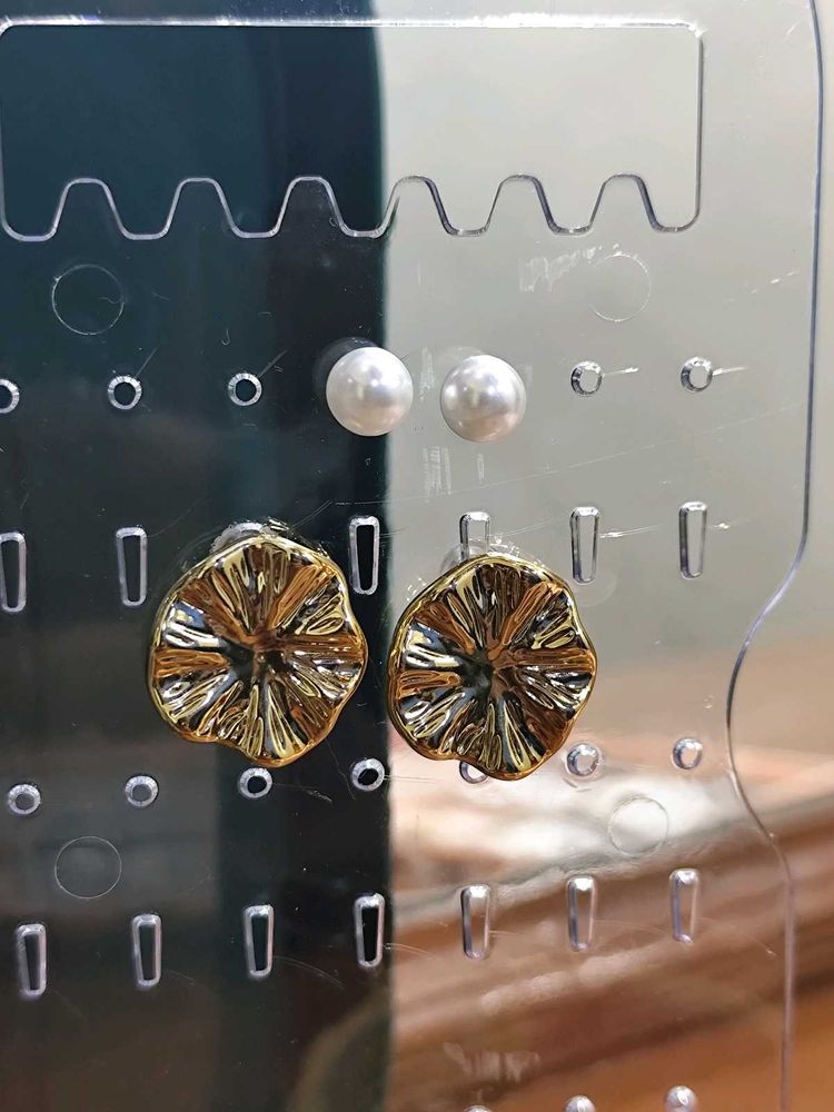 Elegant Pearl &amp; Gold stud earrings