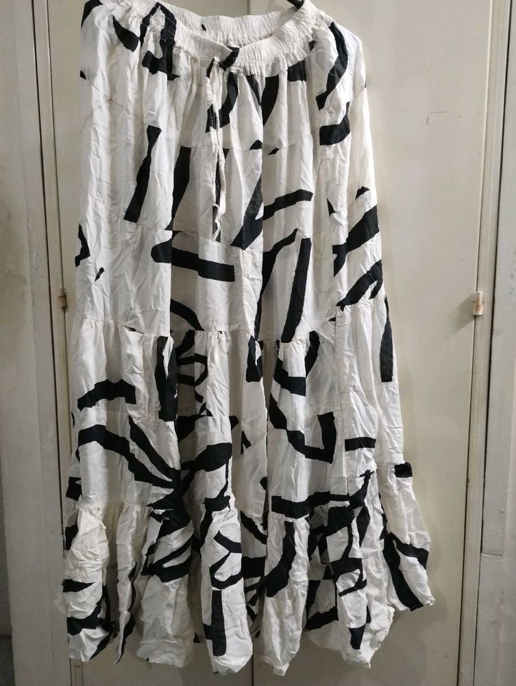 White &amp; Black Abstract Print Tiered Skirt