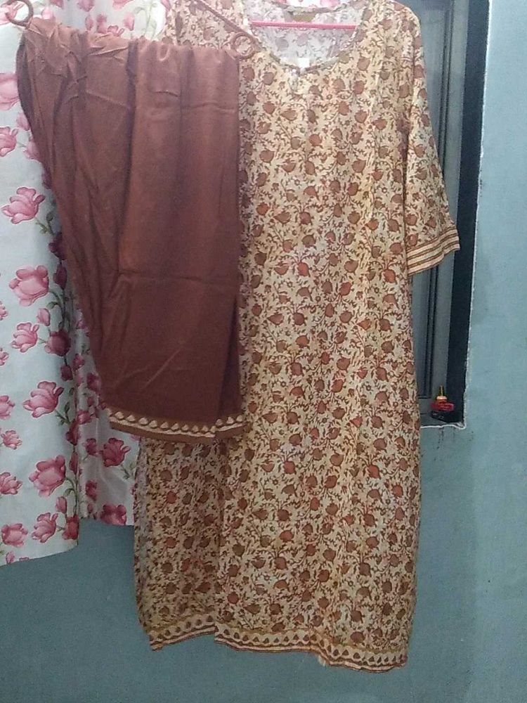 Auralia Stylish Floral Kurta Set.