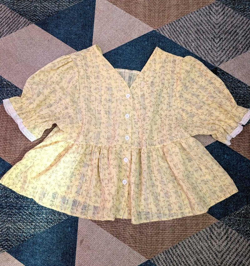 Cute yellow top