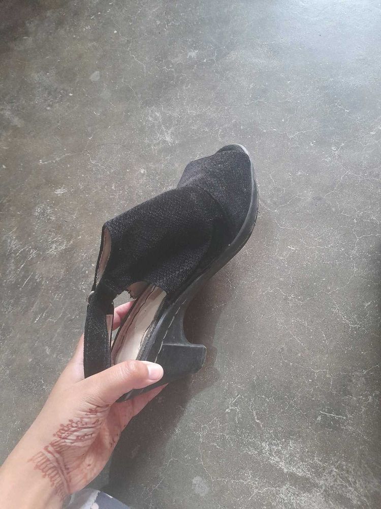 SUEDE BLACK HEELS 👠