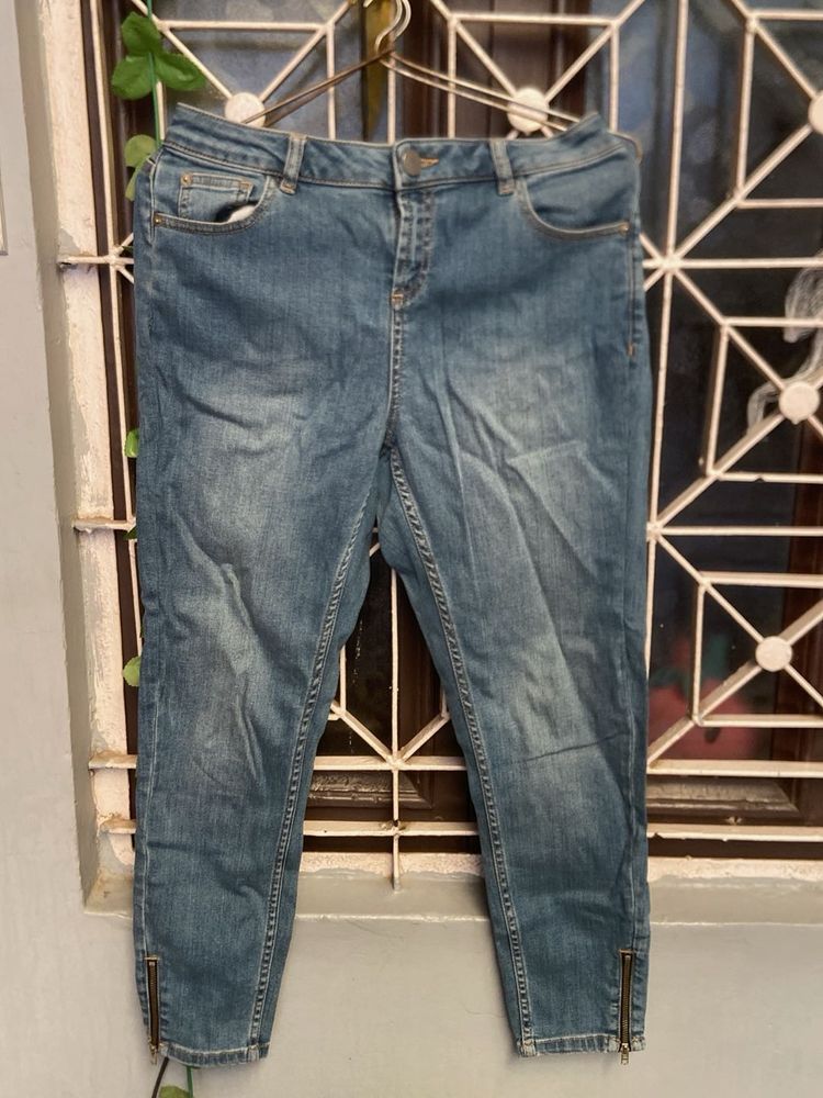Stylish Blue Denim Jeans with Zipper Accents