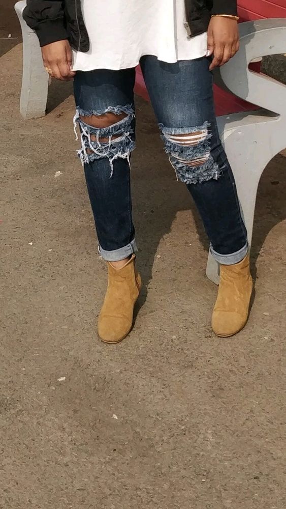 Ribbed torn jeans, mid waist