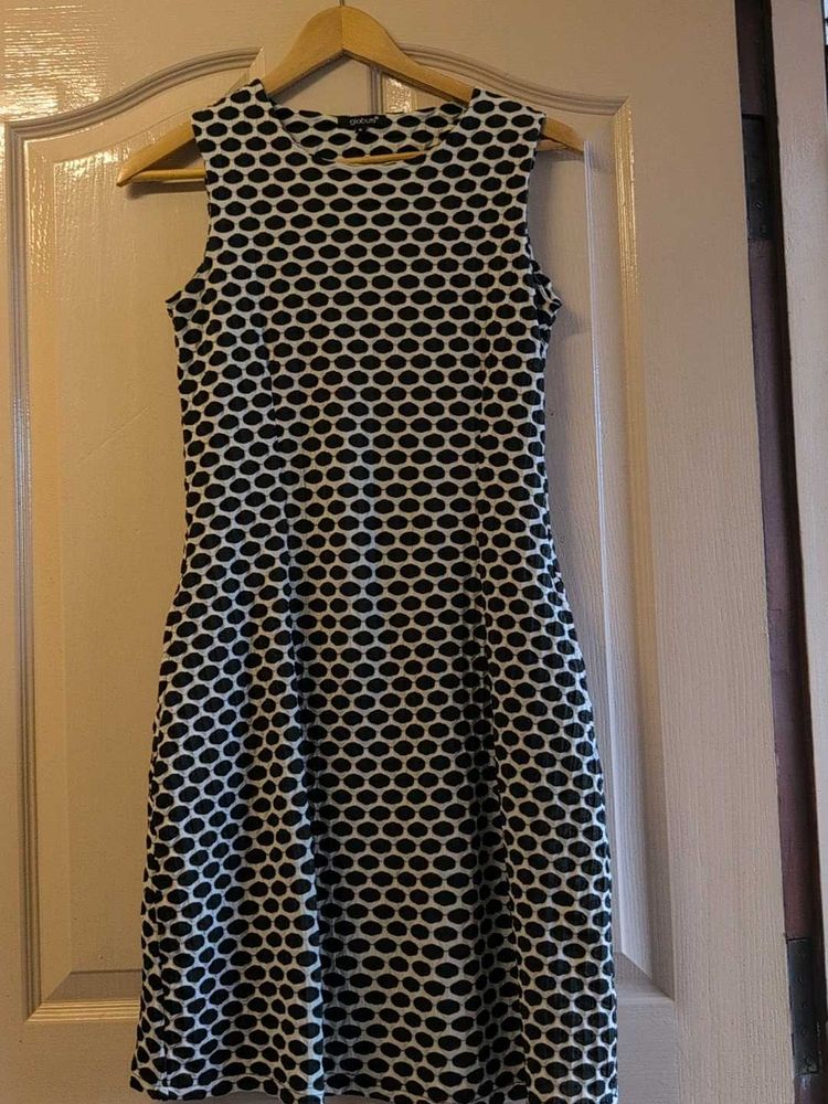 Globus Black and White Patterned Sleeveless Dress