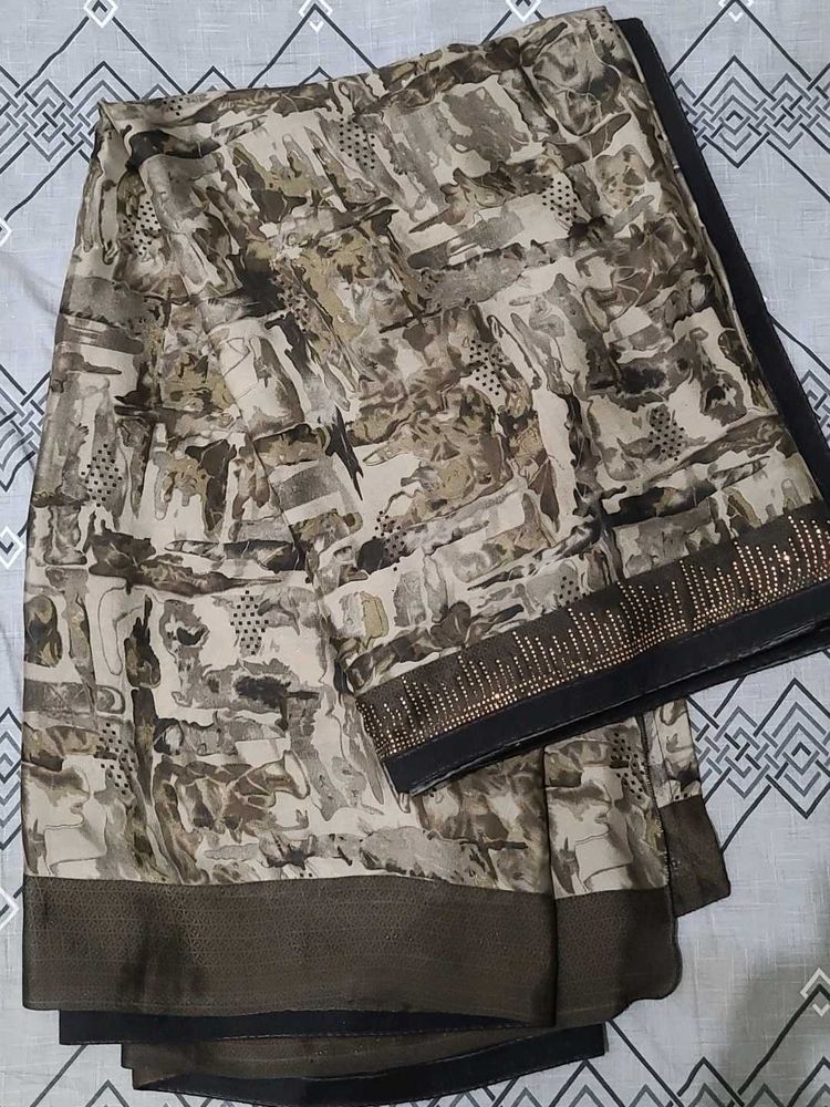 Elegant Abstract Print Saree