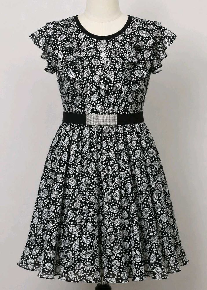 Chic Black &amp; White Leaf Print Dress