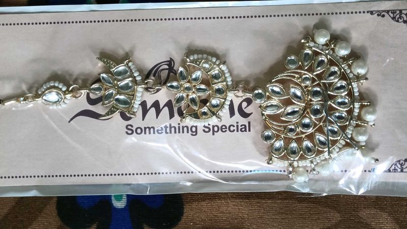 Elegant Kundan Maang Tikka with Pearls