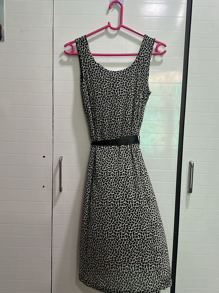 Chic Black &amp; White Print Dress with Belt