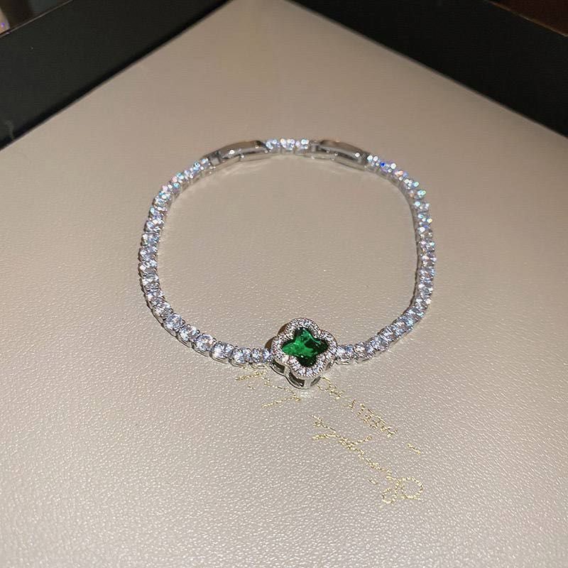 Elegant Clover Accent bracelet