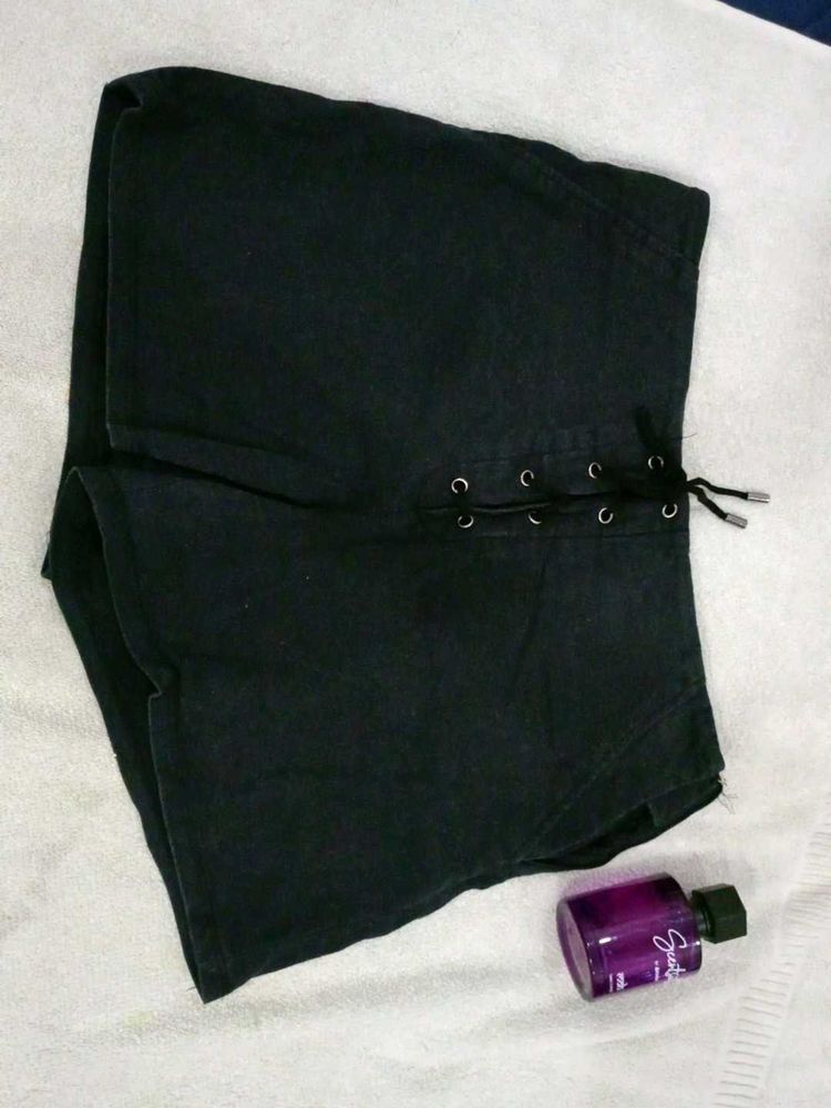 Cute Black Shorts With Tread Style