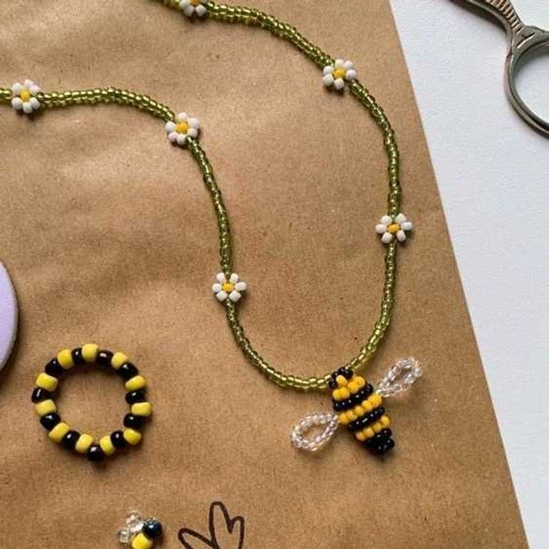Beaded Bee and Daisy Necklace Set🐝