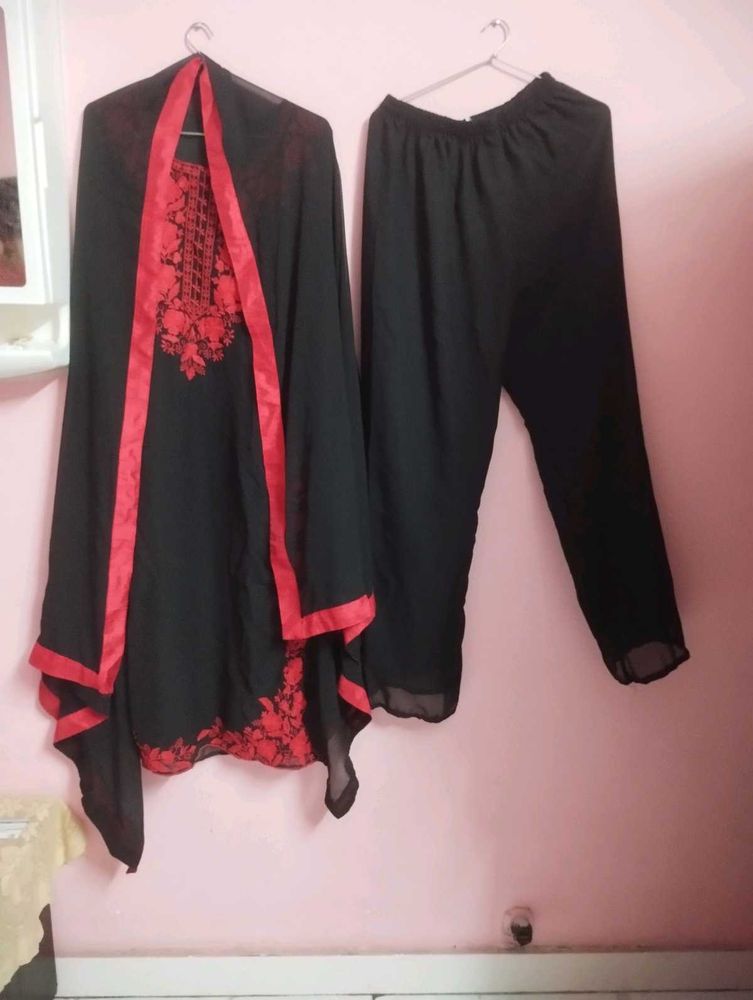 Elegant Black &amp; Red Kurta Set