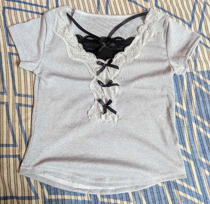Conquette gray bow top with lace detailing 🤍🩶