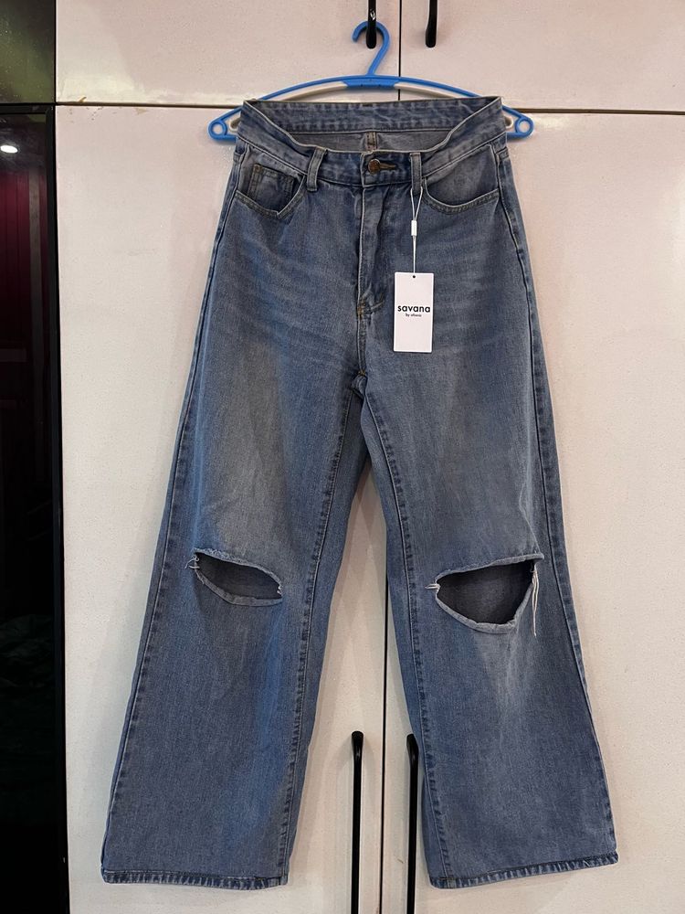 Stylish Ripped Wide-Leg Jeans