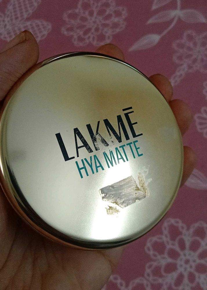🎉Lakme HYA Matte pressed powder....