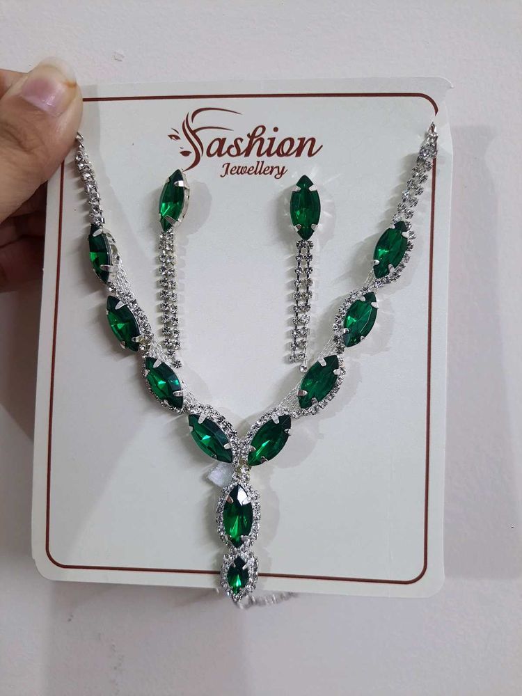 Elegant Emrald &amp; Silver stone Jewellery Set