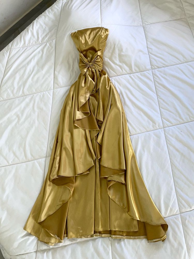Elegant Gold Strapless Gown with Bow Detail