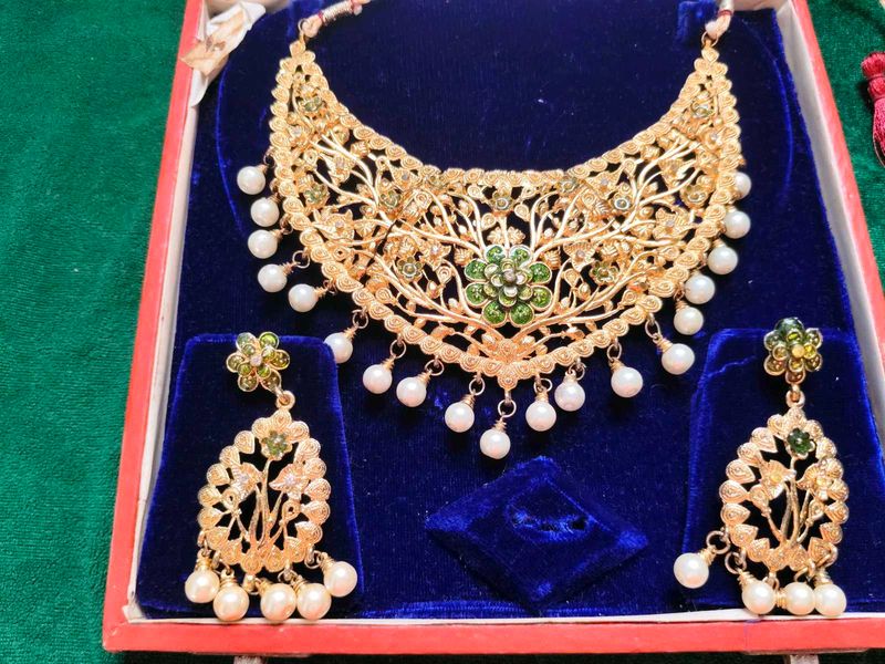 Exquisite Gold &amp; Pearl Necklace Set