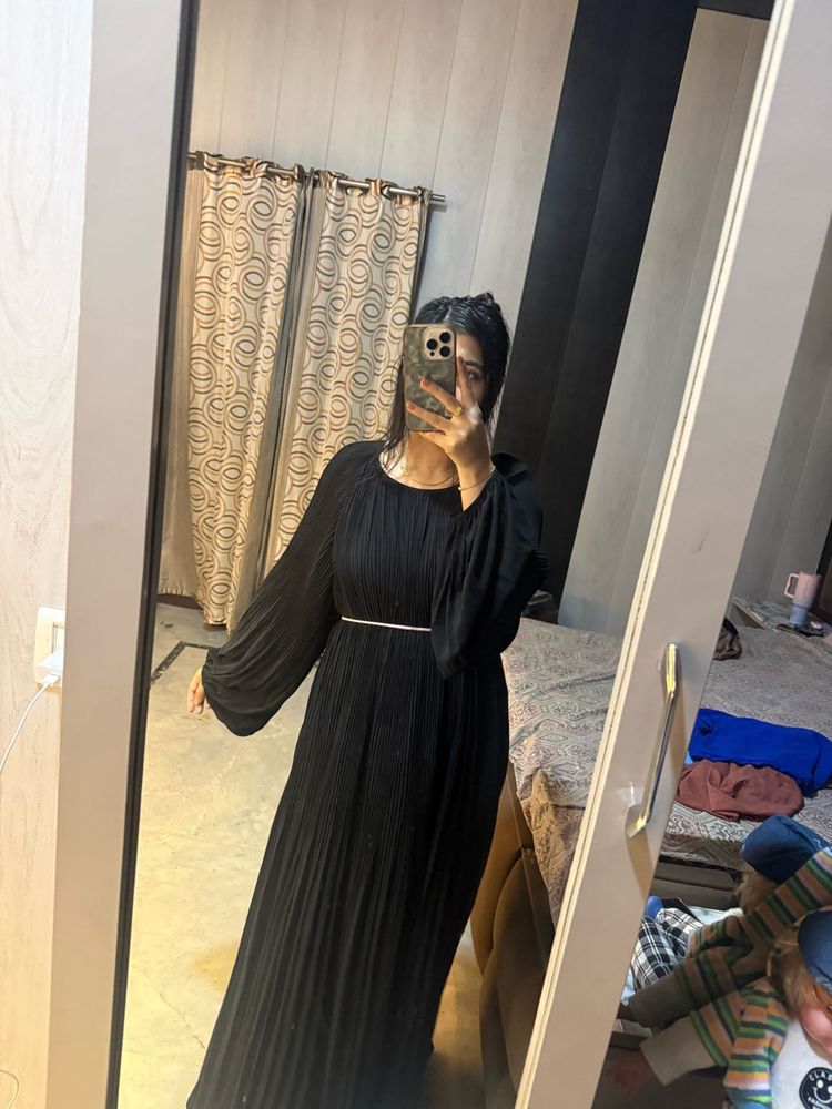Elegant Black Pleated Maxi Dress🎀🦋🧚🏻‍♀️