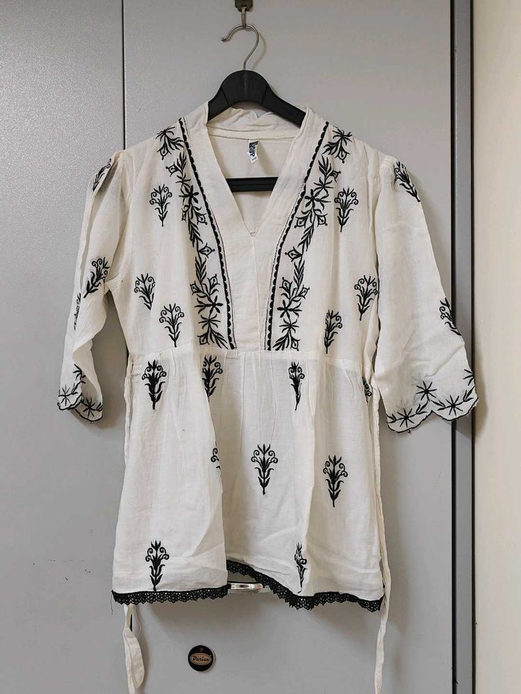 Elegant White &amp; Black Embroidered Kurta