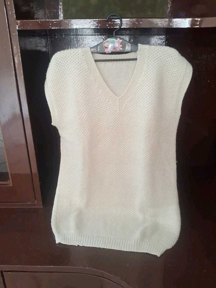 Cream V-Neck Sleeveless Knit Hand-made sweater