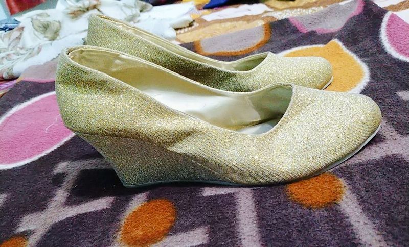 High heel s velly sandals  😊😊 which u can can wear at any type of functions at your home ...it can also use as partwear🤩🤩