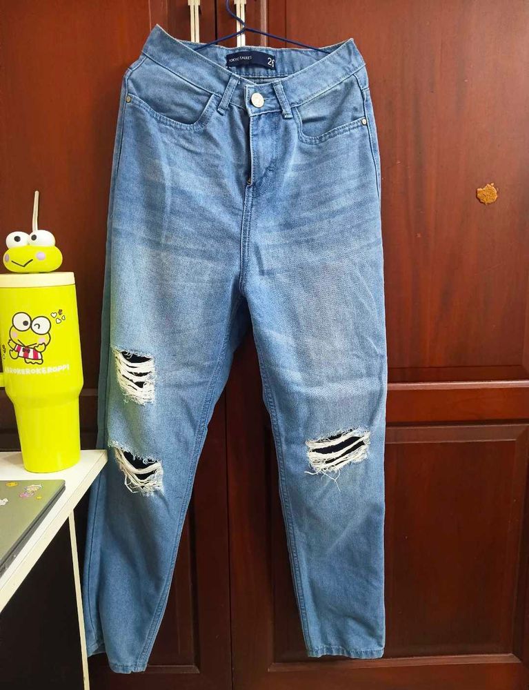 Light Wash Ripped Jeans