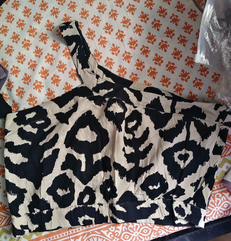 Stylish One-Shoulder Top with Bold Print