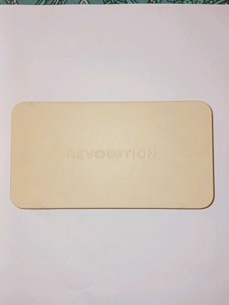 Revolution serenity Eyeshadow Palette