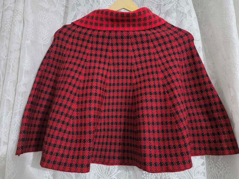 Chic Red &amp; Black Plaid Capelet
