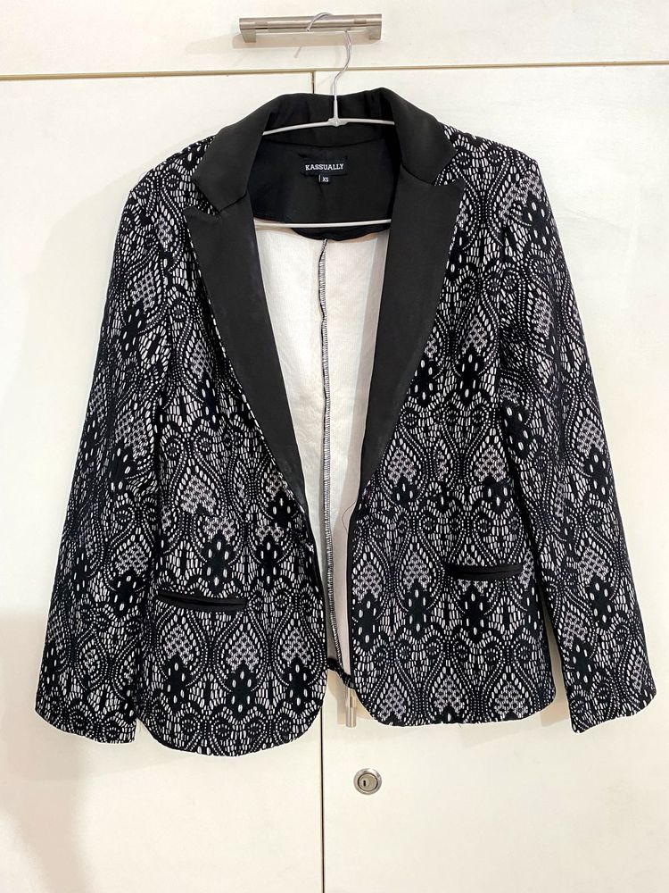 Stylish Black &amp; White Lace Blazer