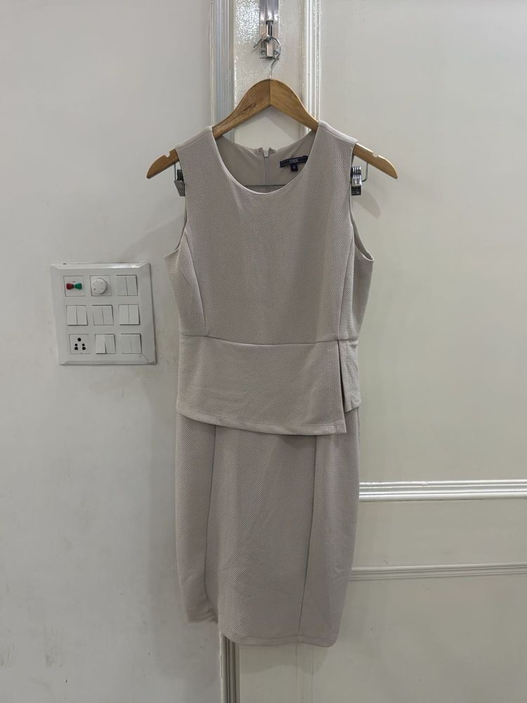 Chic Sleeveless Sheath Dress