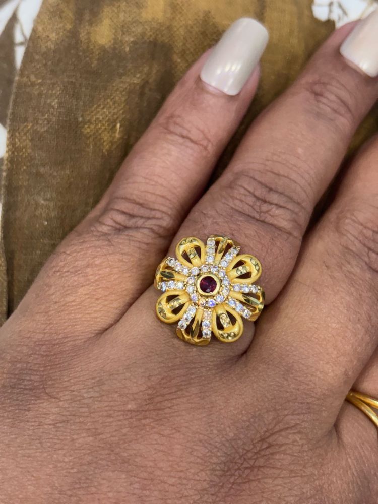 Elegant Floral Design Ring