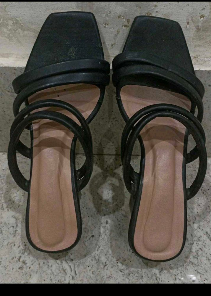 Chic Black Strappy Flat Sandals