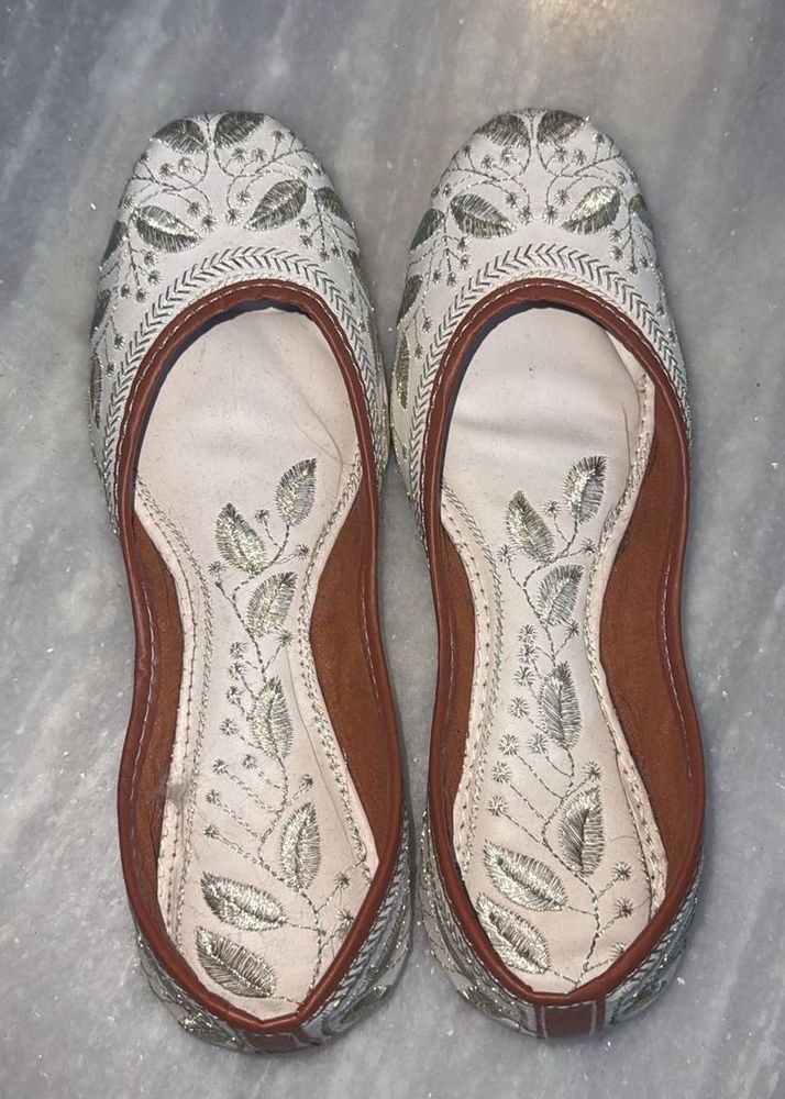 Embroidered panjabi Juttis