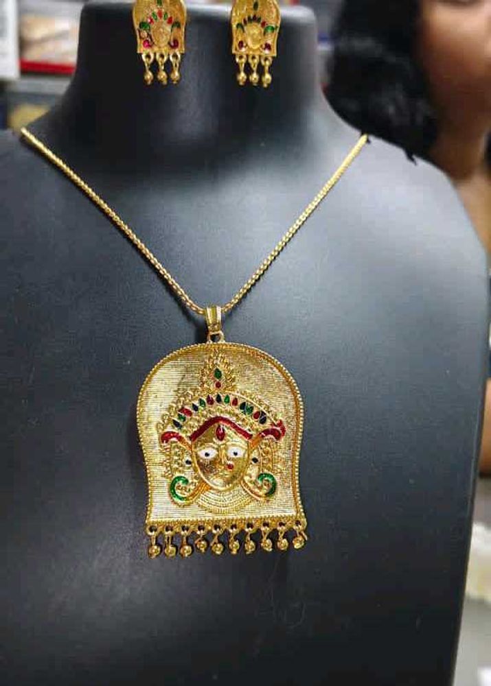 Exquisite Gold Pendant &amp; Earrings Set