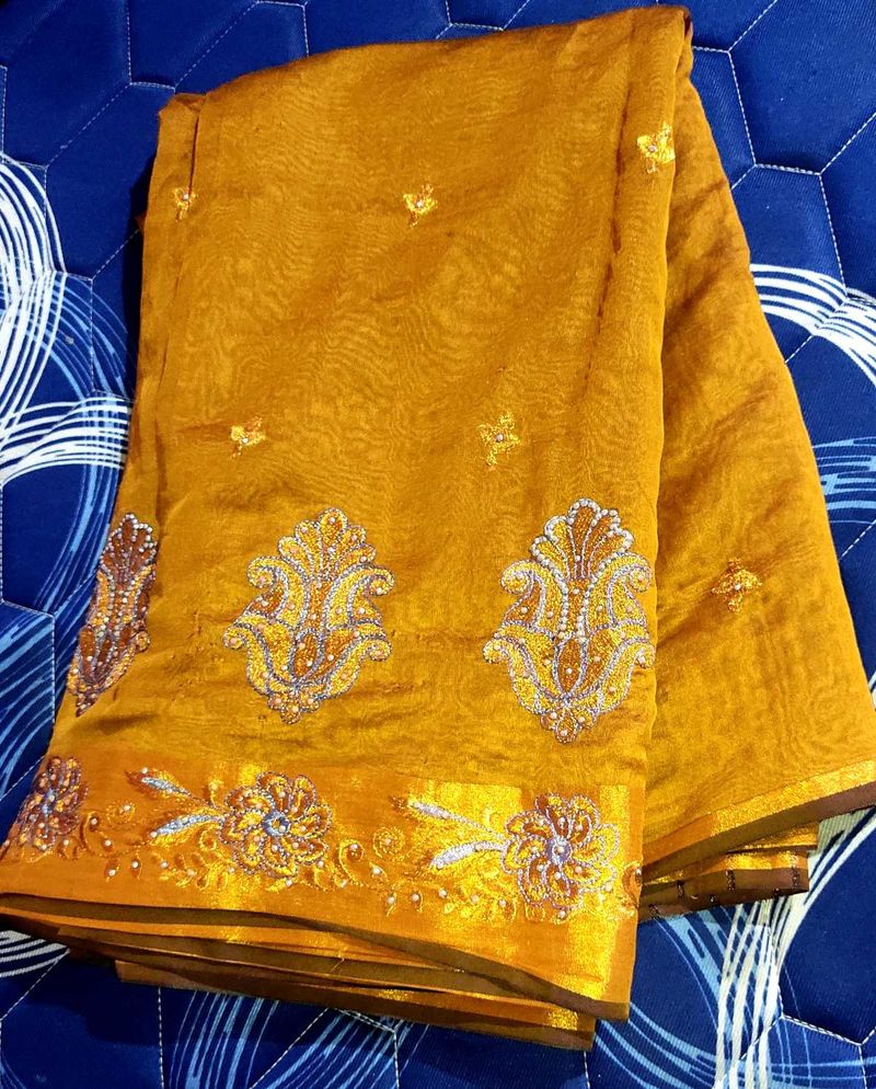 Elegant golden Yellow Embroidered Saree✨💛⚜️